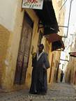Ein Mann auf der Straße, Meknes, Marokko.