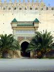 Eine Tür in der Wand der Kaiserstadt, Meknes, Marokko.