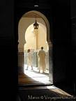 Schatten und Licht in das Mausoleum von Moulay Ismail, Meknes, Marokko.