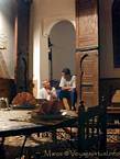 Diskussion nach dem Essen Restaurant Riad Meknes, Marokko.