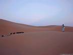 Die Rückseite einer Frau oder der Wüste bei Sonnenuntergang, Merzouga, Marokko.