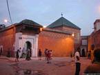 Vor einer Moschee im Westen Straße Riad Zitoun, Marrakesch, Marokko.