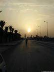 Marrakesch, fünf Uhr morgens, Sonnenaufgang auf der Straße zum Flughafen, Marokko.