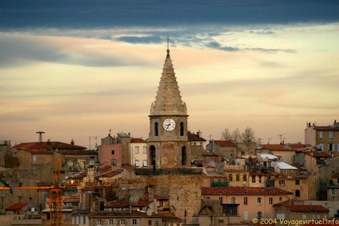 Morgendämmerung auf den Dächern und Türmen der Marseille - Frankreich