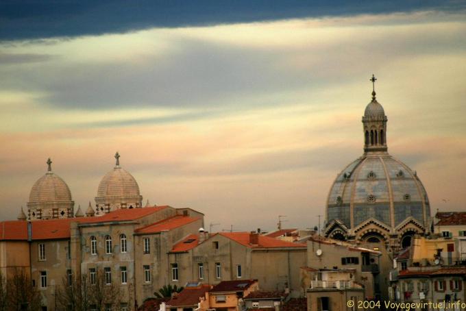 Dämmerung auf den Kuppeln von Sainte-Marie-Majeure, Marseille - Frankreich