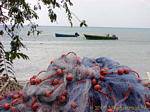 Fischernetze und Boote, Grande Anse d'Arlet, Martinique.