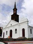 Fassade und der Glockenturm von St. Thomas von Diamant, Martinique.