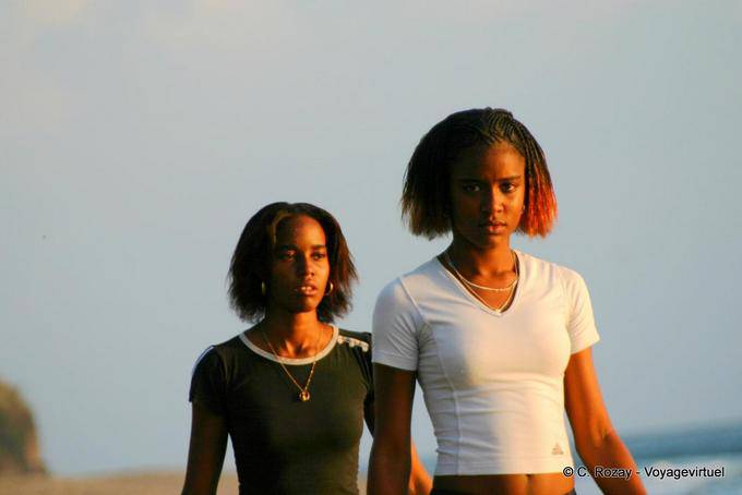 Junge Martiniquaises im Abendlicht - Martinique