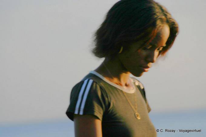 Portrait eines jungen Mädchens am Sonnenuntergang - Martinique