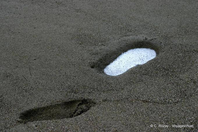 Schwarzer Sand, ephemere Spuren am Strand - Martinique