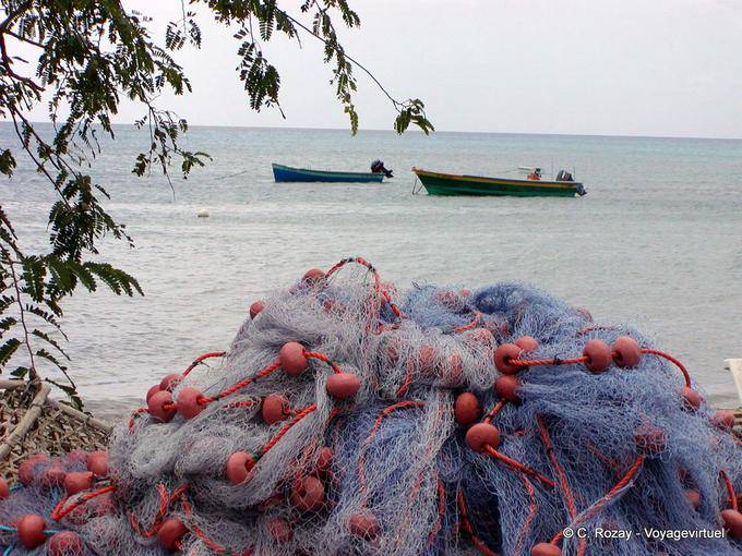Fischernetze und Boote, Grande Anse d'Arlet - Martinique