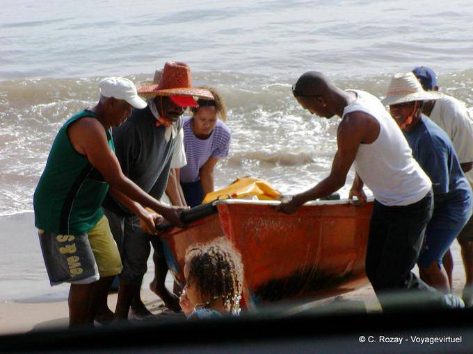 Heben Sie das Boot am Strand nach dem Fischen, Petite Anse - Martinique