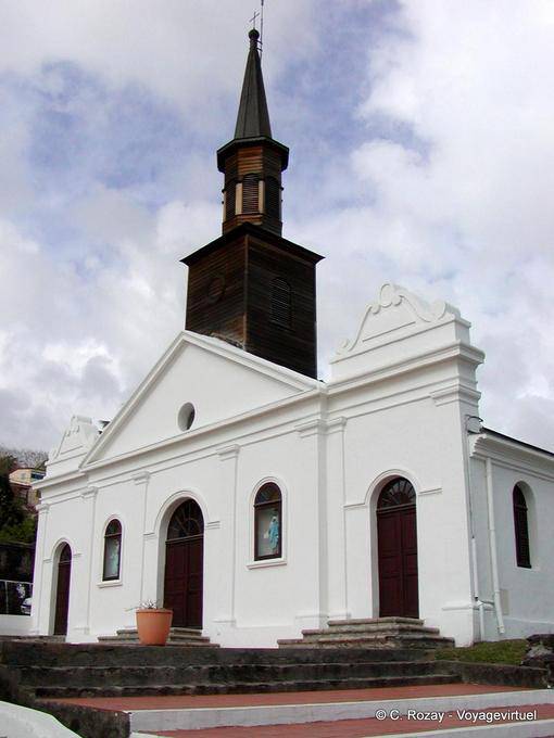 Fassade und der Glockenturm von St. Thomas von Diamant - Martinique