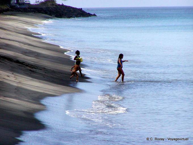 Racing auf dem schwarzen Sandstrand, Anse Turin - Martinique