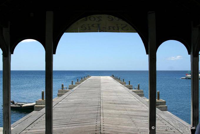 Der hölzerne Pier von St. Peter, Blick von der Küste - Martinique