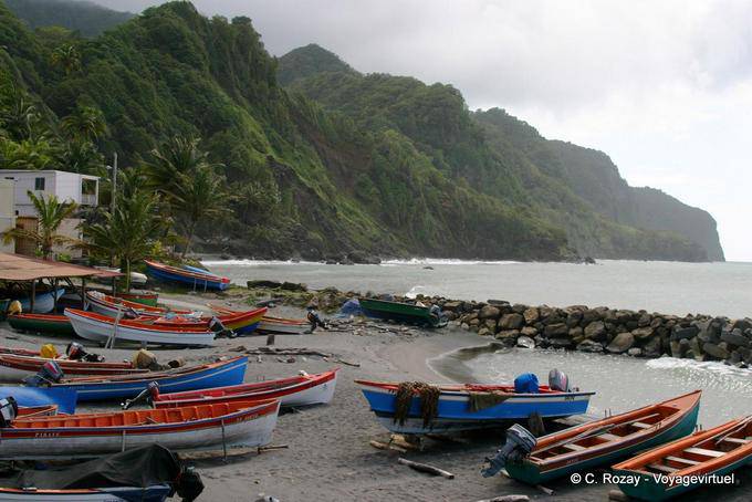 Fischerboote am Strand Grand'Rivière - Martinique