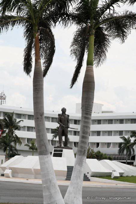 Statue zwischen Palmen, Avenida Adolfo Cortines Campeche - Mexiko