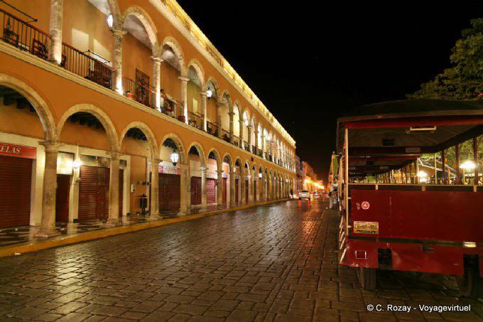 Arcades, Calle del Comercio, Campeche in der Nacht - Mexiko