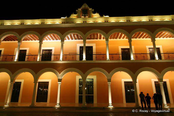 Die Bibliothek, die Plaza de la Republica, Campeche in der Nacht - Mexiko