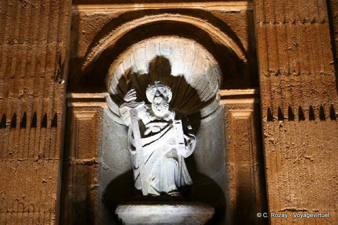 Statue an der Fassade der Kathedrale, Campeche in der Nacht - Mexiko
