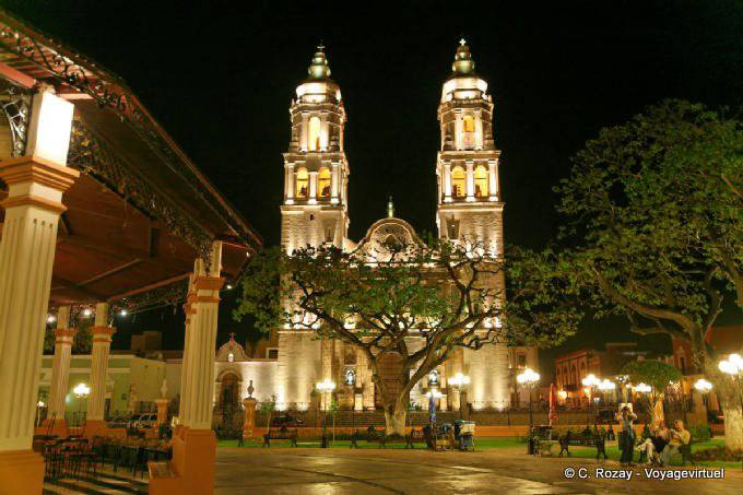 Die Kathedrale von der Zocalo in der Nacht, Campeche - Mexiko