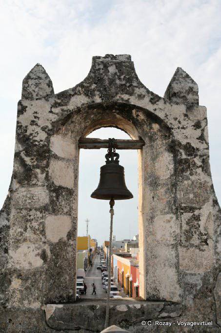 Die Glocke der Puerta de Tierra, Campeche - Mexiko