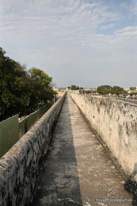 Gehweg auf der Stadtmauer, Campeche - Mexiko