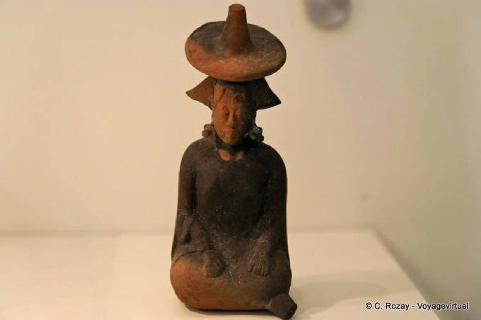 Statuette trägt einen traditionellen Hut, Museo Maya Archäologie, Campeche - Mexiko