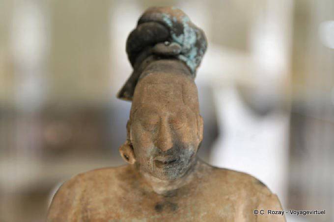 Büste trägt einen Ohrring, Museo Maya Archäologie, Campeche - Mexiko