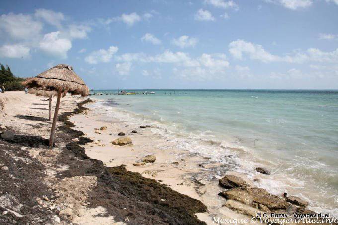 Sonnenschirme am Strand, Puerto Juárez - Mexiko