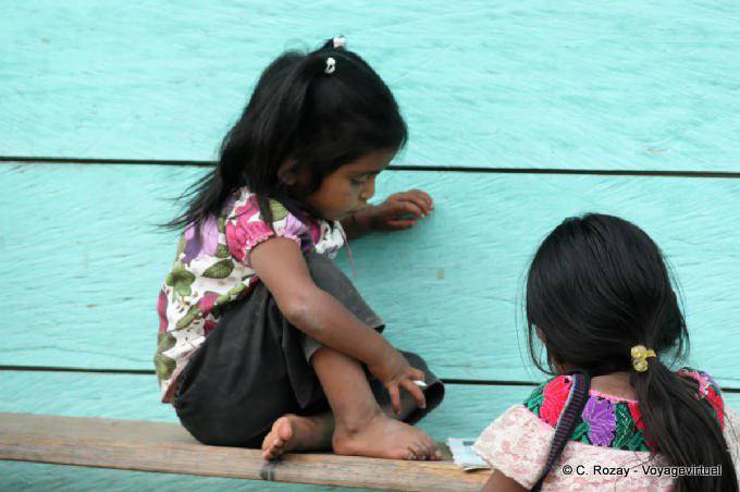 Kleine Mädchen machen ihre Hausaufgaben, Chiapas - Mexiko