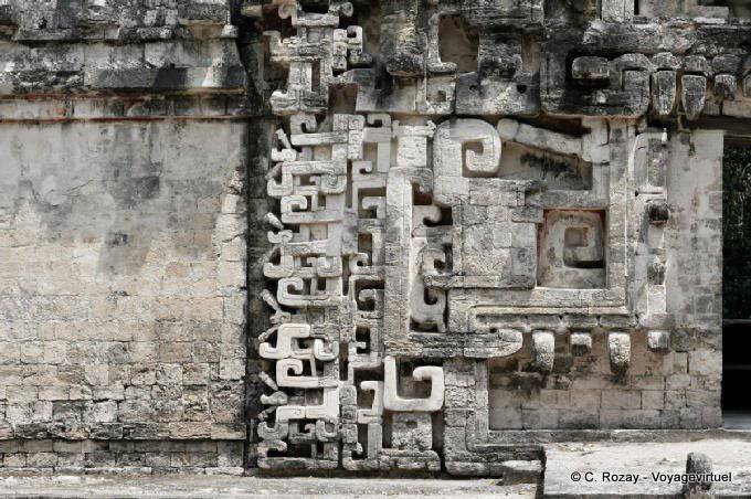 Chicanna, Nahaufnahme auf dekorative Skulpturen der Struktur II - Mexiko