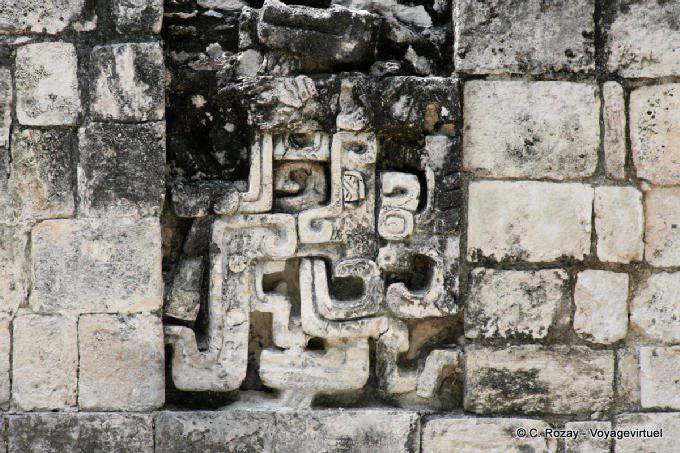 Skulptur auf dem Haus der Schlange Mund, Chicanna - Mexiko