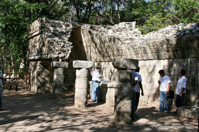 Warten im Schatten der Ruinen Chichen Itza - Mexiko