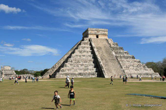 Kinder auf dem Rasen, Pyramide des Kukulcan, Chichen Itza - Mexiko