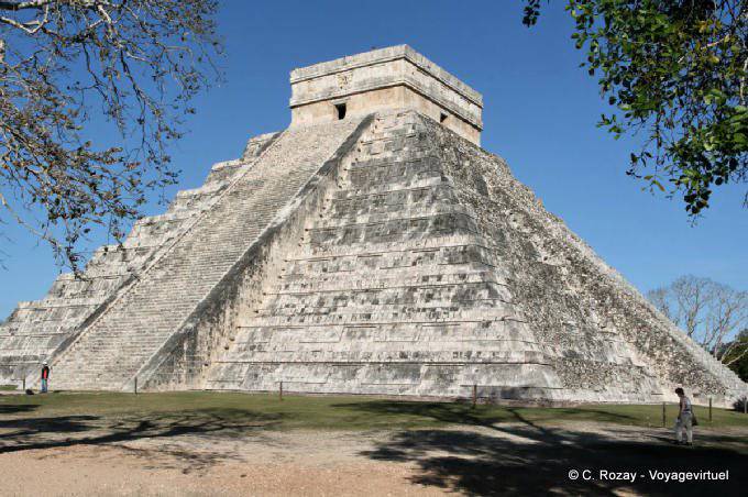 Castillo, ein anderer Blick auf die berühmte Pyramide des Kukulkan, Chichen Itza - Mexiko