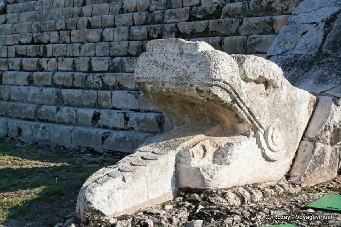 Snake Kopf am Fuß der Pyramide des Kukulcan, Chichen Itza - Mexiko