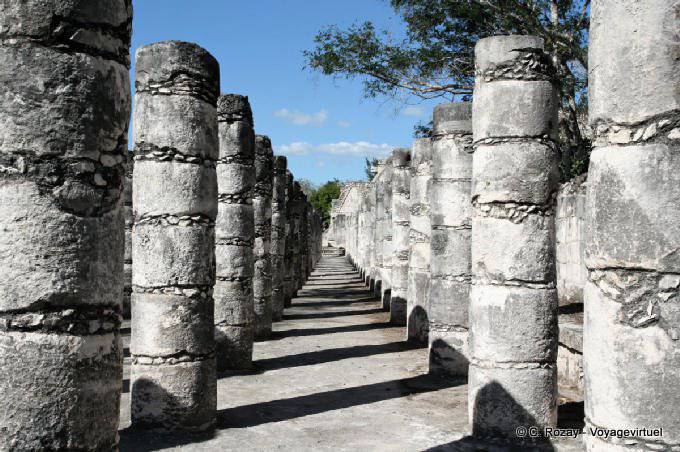 Spaltenausrichtung am Fuße des Krieger-Tempel, Grupo de las Mil Columnas Chichen Itza - Mexiko