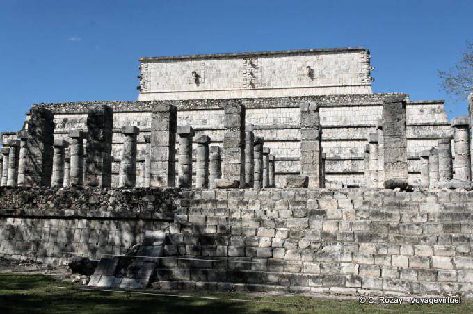 Auf der Seite des Tempels der Krieger, Chichen Itza - Mexiko