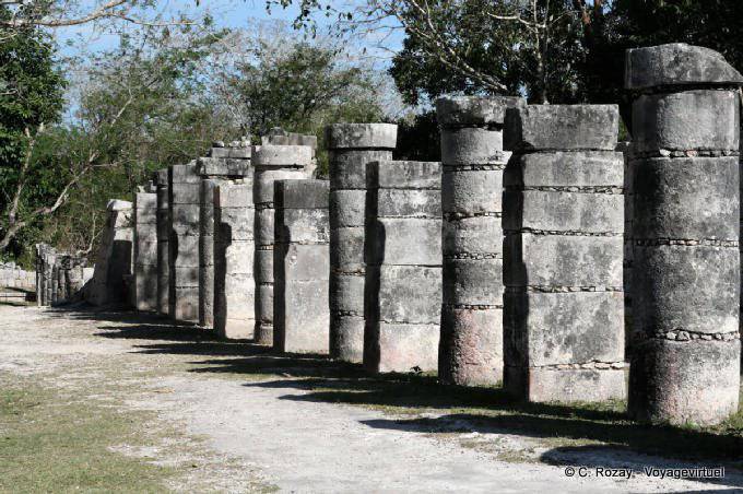 Eine Mischung aus runden und rechteckigen Säulen, Ort der tausend Säulen, Chichen Itza - Mexiko