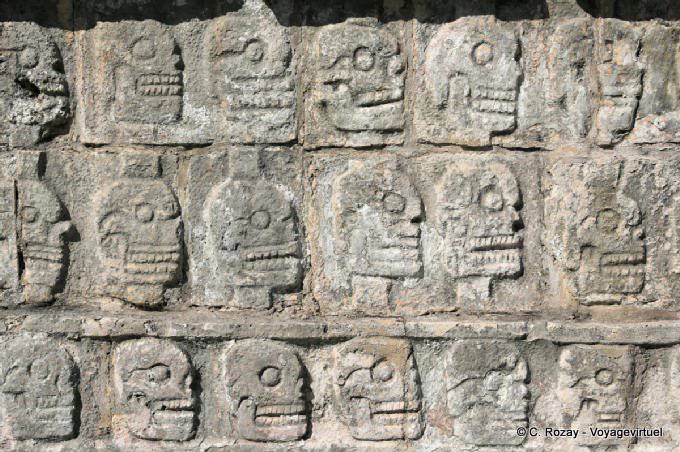 Wand der Schädel Tzompantli, Chichen Itza - Mexiko