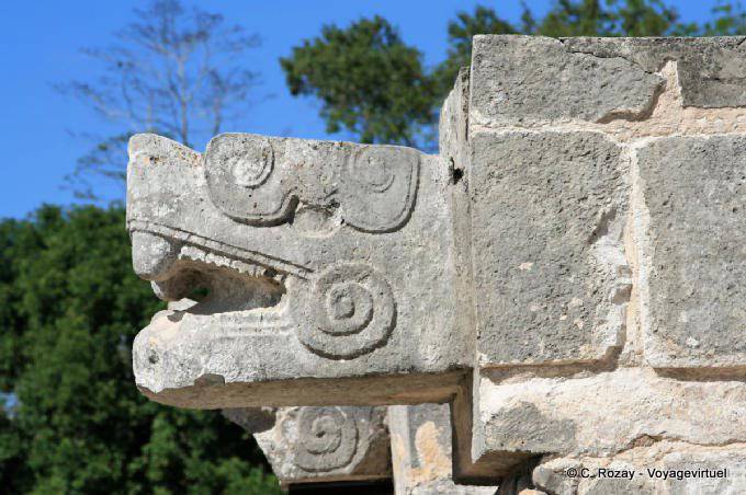 Skulpturen Schlangenköpfe auf der Casa de las Aguilas, Plattform der Venus, Chichen Itza - Mexiko