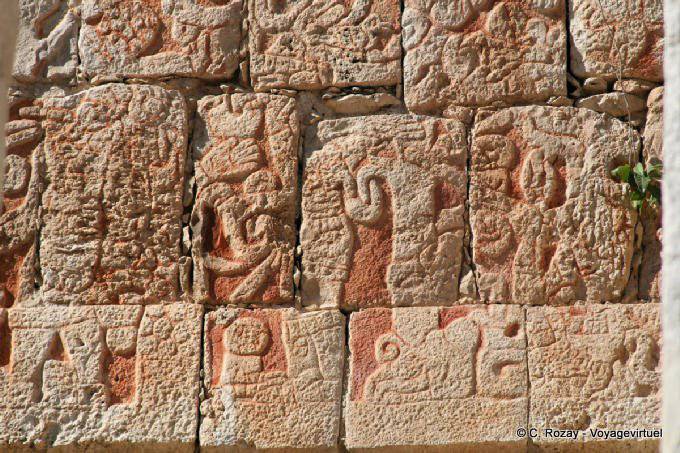 Konzentrieren Sie sich auf Farb Skulpturen, Templo del Hombre Con Barba, Chichen Itza - Mexiko