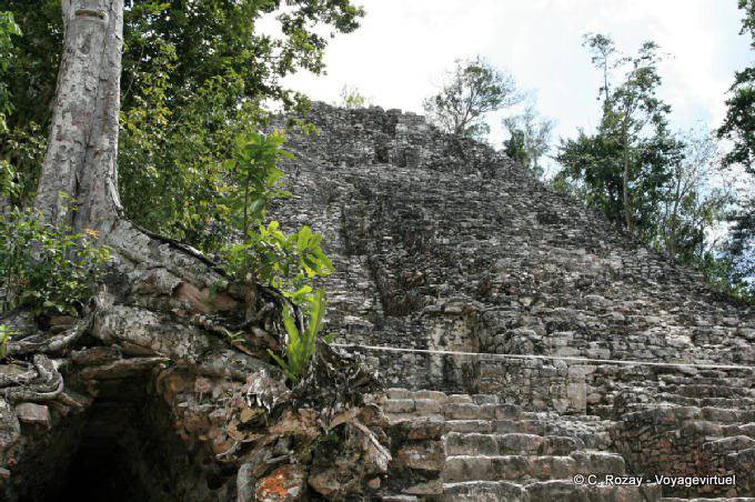 Die Ruinen der Kirche, 24 m hoch, Cobá - Mexiko