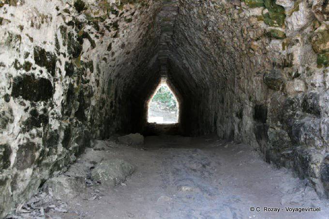 Maya-Bogen-Tunnel hinunter zu einem Kammer in der Pyramide Coba - Mexiko