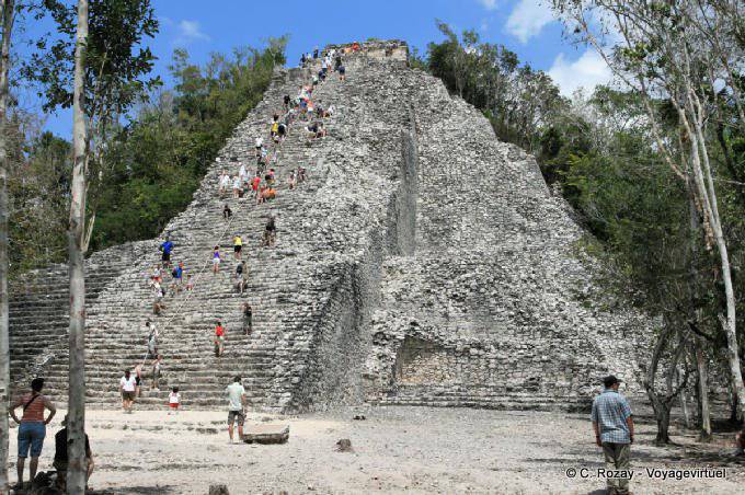 Himmelfahrt der Pyramide Nohoch Mul Coba - Mexiko