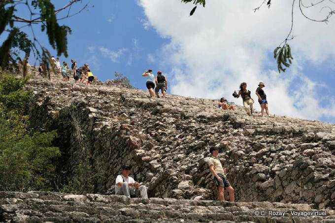 Touristen auf der Piste, Nohoch Mul Coba - Mexiko