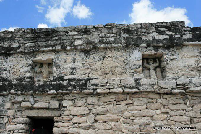 Skulpturen aus dem Tempel Nohoch Mul Coba - Mexiko
