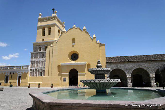 Brunnen vor der Kirche von Santo Domingo, Comitán - Mexiko
