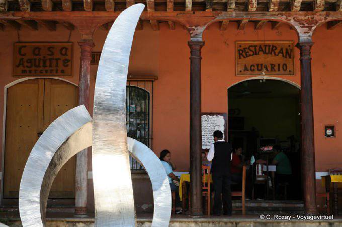 Skulptur vor der Casa Aguirre, Comitán de Dominguez - Mexiko